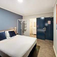 The shopping, bars and restaurants of darling harbour, qvb, and pitt st mall are within 20 minutes' walk away. Leisure Inn Sydney Central In Chippendale Australia From 77 Photos Reviews Zenhotels Com