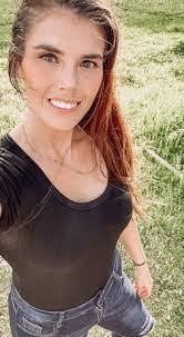 Elizabeth Renfro's Instagram, Twitter & Facebook