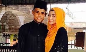 Menerusi laporan rotikaya, pemain bola sepak yang juga suami kepada pelakon cantik, ayu raudhah dikatakan 'flirt' ataupun bermain cinta dengan gadis cheerleader pasukan johor darul takzim (jdt). Rumah Ayu Raudhah Dipecah Masuk Rugi Rm200 000