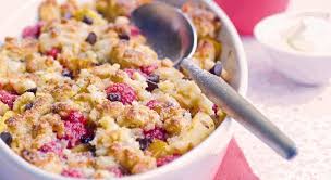 Un Crumble Aux Pommes Aux Framboises Et Au Chocolat Recette Crumble Pomme Crumble Framboise