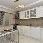 mutfakta siyah ve beyazin birlikteligi siyah tezgah beyaz dolaplar ve siyah yaldizli kulplar mutfak ic dekorasyonu mutfak siyah tezgahlar