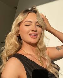 Heather Greig's Instagram, Twitter & Facebook