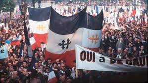 Les manifestants bombardant les forces de l'ordre de projectiles de toutes sortes. Mai 68 A Paris Le 30 Mai Une Maree Gaulliste Sur Les Champs Elysees Et Les Stations Essence Reapprovisionnees