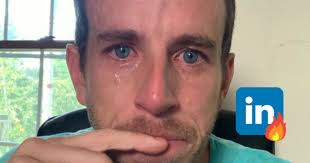 Braden Wallace, CEO de una empresa, subió una foto llorando a LinkedIn  luego de anunciar despidos
