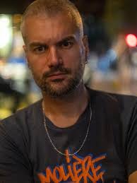 This photo, a bit of small talk. A colorful atmosphere.) Lately, I've been  thinking, there are so many unnecessary words around. So much empty talk.  There are sorrowful souls haunted by feelings