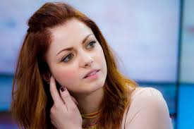 Dopo alcune esperienze nell'ambito musicale con due gruppi musicali, è divenuta nota come cantante solista nel 2010, partecipando alla decima edizione del talent show amici di maria de filippi. Annalisa Scarrone Biografia