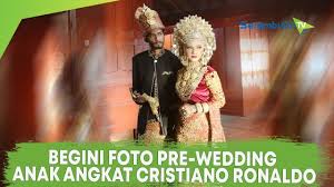 8 foto prewed adat minang ala irish bella megah bak dibantu oleh fotografer diera bachir pemotretan mereka yang beradatkan minang sangat menarik perhatian lho bahkan diwarnai tema rustic lewat properti yang selama ini jarang digunakan yuk kita simak ide foto prewed adat minang ala irish bella. Pre Wedding Anak Angkat Cristiano Ronaldo Martunis Bersama Kekasihnya Sri Wahyuni Youtube