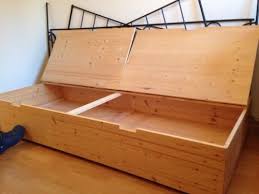 Biete Selbstgebauten Bettkasten Aus Holz Mit Rollen Fur Leichtes Rein Und Rausschieben Unter Dem Rollbarer Bettkasten A Bettkasten Bett Selber Bauen Kasten
