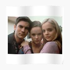 Lester burnham (kevin spacey), un cuarentón en crisis, cansado de su trabajo y de su mujer carolyn (annette bening), despierta de su letargo cuando conoce a la atractiva amiga (mena suvari) de su hija. Mena Suvari Posters Redbubble