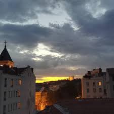 Du sable du sahara est remonté jusqu'en france, samedi 6 février. Ciel Jaune Lyon Fourviere Instagram Instagram Posts Clouds