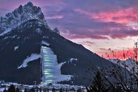 I prezzi degli skipass sono soggetti a variazioni e sono forniti direttamente dalle stazioni sciistiche, responsabili della loro correttezza. Apertura Nuova Pista Vulcano Fassaskifassaski