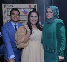 Nurul aina abdul ghani (lahir 25 oktober 1993) merupakan seorang penyanyi, penulis lagu, penerbit rakaman dan pelakon wanita malaysia. Senarai Lagu Tugasan Konsert Akhir Big Stage 2019 Iluminasi