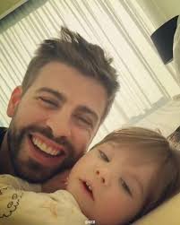 Iniciando semana nos llenamos de ternura con este video que compartió  #Shakira en su cuenta, mostrando lo bonito de #estarencasa en familia. ❤️  #QuédateEnCasa #GerardPique , 🎞 @shakira