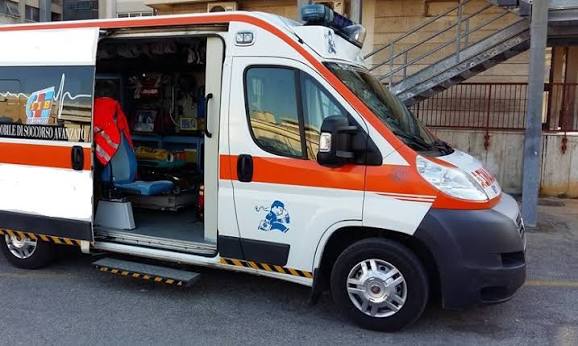 Paura alla stazione di Foggia: uomo sui binari minaccia di lanciarsi sotto a un treno