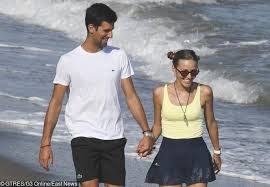 Thanks to his biking with the wolf campaign. Novak Djokovic Z Seksowna Zona Na Spacerze Po Plazy Alez Miedzy Nimi Iskrzy Zdjecia Super Express