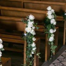 Bout De Banc Rose Blanche Ceremonie Eglise Mariage Reflets Fleurs Decoration Eglise Mariage Deco Eglise Mariage Decoration Table Mariage Champetre