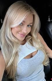 Stella Barry's Instagram, Twitter & Facebook