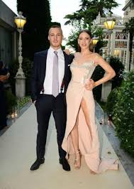 İlginizi çekebilir geceye sevgili kerem bursin ile katılan serenay sarıkaya'nın kıyafeti olay oldu. Kerem Bursin Ve Serenay Sarikaya Ayriligi Sonrasi Surpriz Gelisme