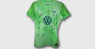 Die schöne veredelung wird über dem vereinslogo angebracht und kommt erstmals beim testspiel gegen den fsv gütersloh zum einsatz. Vfl Wolfsburg Frauenteam Unterschreibt Ein Rohling Spielertrikot