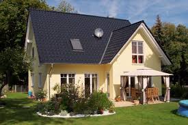 Das architektenhaus elea erwartet seine bewohner mit einem rundumblick in den garten, denn das haus fasziniert mit einer großflächigen glasfassade. Familienhaus