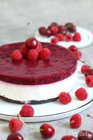 No Bake Griechischer Joghurt Kuchen Mit Beeren Bake To The Roots Rezept Joghurt Kuchen Beerenkuchen Kuchen