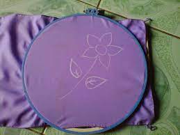 Pensil dan kertas diperlukan untuk membuat desain pola sulaman yang hasilnya bisa di jiplak di kain dengan menggunakan karbon sebagai perantaranya. Membuat Hiasan Melekatkan Benang Pada Saputangan Kursus Menjahit