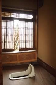 いろはにほへと 明治時代のトイレ 一見ボットントイレに見えるのですが 実はこれ 水洗トイレなんです ちゃんと水洗ハンドルが付いています 古い トイレ 家 いろはにほへと