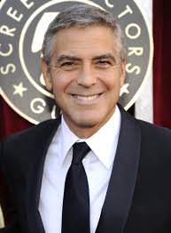 Heute habe ich erfahren, dass George Clooney sich am Set mit dem Regisseur  von "Three Kings" (1999), David O. Russell, geprügelt hat. Russell hatte  aus Frustration ein paar Komparsen angeschrien und herabgesetzt,