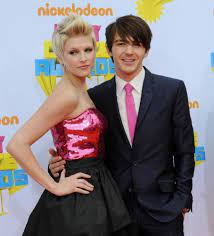 Drake bell je americký herec, kytarista, zpěvák/skladatel, producent a příležitostný televizní režisér. Who Is Drake Bell Dating Drake Bell Girlfriend Wife