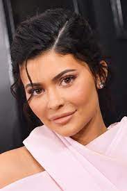Kylie cosmetics, which had 2019 revenue of $200 million, was built on the back of a social media following that reaches more than 175 million people. Kylie Jenner Starportrat News Bilder Gala De