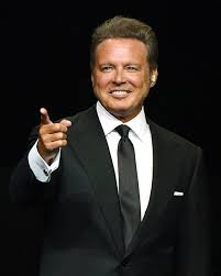 Te mostramos cómo fue en la vida real este momento. De Pronto Flash Luis Miguel Reaparece En Un Anuncio De Una App De Entrega De Comida