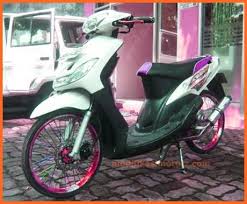 Supra x 125, modif motor ninja, modifikasi yamaha mio m3 125 jadi maxi scooter ala via warungasep.net. 34 Ide Modifikasi Mio Sporty Terbaru