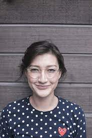 female wearing moscot miltzen color flesh 2 女性用メガネ 眼鏡 女子 ジョンレノン