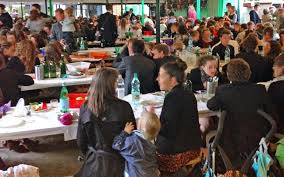 C'est la mésaventure survenue jeudi soir à la chanteuse joan baez, refoulée d'un club parisien, qui s'est ensuite excusé. Dans Le Secret De La Famille Une Communaute Religieuse Tres Discrete En Plein Paris Le Parisien