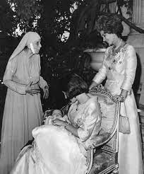 Konigin Friederike Mit Konigin Anne Marie Und Prinzessin Alice Von Griechenland Greek Royal Family Royal Family Of Greece Greek Royalty