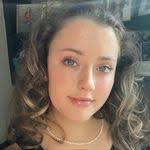 Noelle Waller's Instagram, Twitter & Facebook