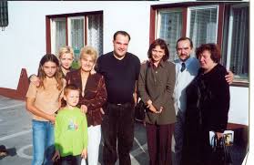 Na deskach teatru pojawia się od lat 80., na dużym ekranie możemy go oglądać od początku lat 90. Cezary Zak Z Rodzina Jako Gosc Hotelu Mapio Net