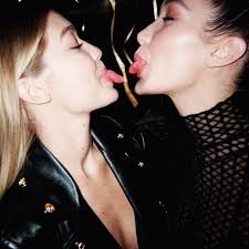 Find the perfect gigi hadid bella hadid stock photos and editorial news pictures from getty images. Bella And Gigi Hadid Side By Side Picture Teen Vogue