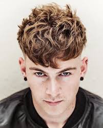 Coupe homme cheveux blonds idée original beau gosse coiffure hipster. 1001 Idees Coiffure Homme Tendance 2021 Un Degrade D Idees Coiffure Homme Coupe De Cheveux Coupe Cheveux Homme