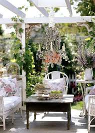 Kaufen sie vintage deko und verzaubern ihre räume. Vintage Deko Lasst Den Garten Charmanter Und Weiblicher Erscheinen Shabby Chic Veranda Shabby Chic Dekor Shabby Chic Terrasse