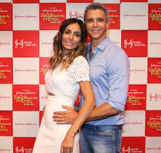 O apresentador fez uma brincadeira com os aos 48 anos, marcio garcia já provou à internet que gosta de cuidar de si mesmo. Marcio Garcia E Andrea Santa Rosa Revelam Detalhes Da Criacao Dos Quatro Filhos Confira Estrelando