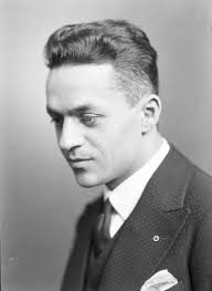 John Forsell. Född 1868, död 1941 Stockholm. Operasångare, sångpedagog och  operachef. Utnämnd till hovsångare 1909. Han verkade på Operan i Stockholm  åren 1896-1918. Operchef 1924-1939.