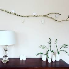 Garderobe hängend hängende garderobe anin in weiß grau mit hutablage wohnen de, schöne garderoben inspirationen für dein zuhause, flur diy garderobe birkenstamm hängende kleidung. Bei Uns Zieht Der Wald Ein Birkenaste Als Deko Sarahplusdrei