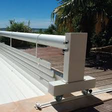 Volet De Piscine Mobile L Axe Du Volet Monte Sur Rail Permet De Profiter De Toutes Les Plages En Liberant L Espace A Bache Piscine Bache De Piscine Piscine