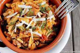 360 g di malloreddus (per la versione senza glutine io ho usato quelli farabella) 250 g di salsiccia (se non avete quella sarda, aggiungete un pizzico di cannella e un pizzico di semi di finocchio) 2 bustine di zafferano; Malloreddus Alla Nuorese Pane E Gianduia