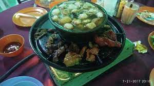 If you look at the steam pressure gauge you will see that steam pressure jumps between 120 and 140 psig (8.3 to 9.6 bar) on every engine stroke. D11 Steamboat Kuching Restaurant Reviews Phone Number Photos Tripadvisor