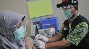 Pelayanan kesehatan yang diberikan kepada pekerjaa sesuai dengan jaminan sosial tenaga dan mencakup upaya peningkatan kesehatan, pencegah penyakit, penyembuhan penyakit, dan. Vaksin Covid 19 Keragu Raguan Tenaga Kesehatan Untuk Disuntik Vaksin Sinovac Kalau Jadi Bahan Percobaan Ya Takut Bbc News Indonesia