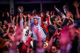 „my concerts are about joy and love! says andré rieu. Andre Rieu On Twitter Due To A Technical Problem We Had To Pause The Concert In Bogota Yesterday The Crowd Responded Fantastic And Kept Singing And Doing The Wave Suddenly A Boy