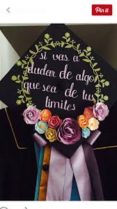 Graduacion Si Vas A Dudar De Algo Que Sea De Tus Limites Decoracion De Birrete De Graduacion Birrete Para Graduado Birretes De Graduacion Decorados