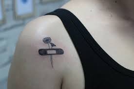 Acilarini Bir Bantla Kapatmaya Calisiyor Kimse Gormesin Diye Ciceklerle Susluyorsun Yapma Kadin Yapma Bilinir Ki Yarabandi Tattoo Dovme Fikirleri Dovme